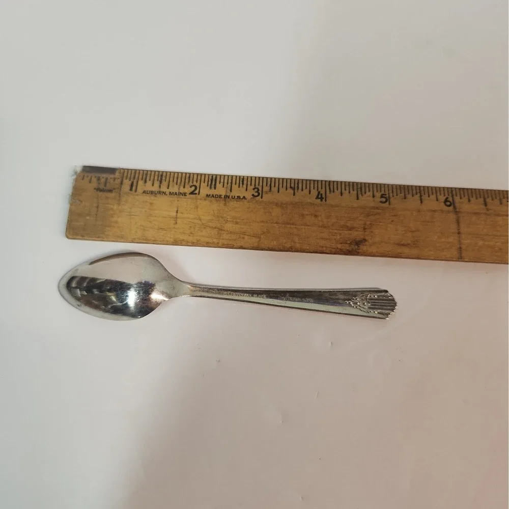 Wm A Rogers Oneida 1938 Silverplate set x 4 Teaspoons Harmony VTG